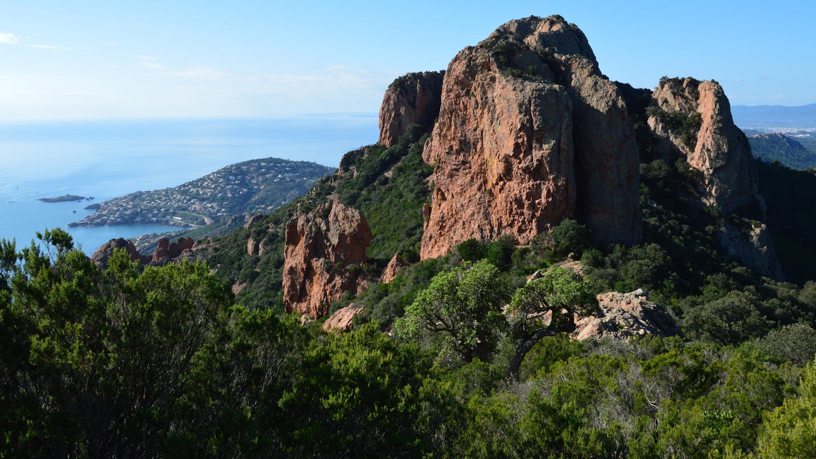 Rochers rouges de l'Estérel surplombant la mer Méditerranée, ciel bleu