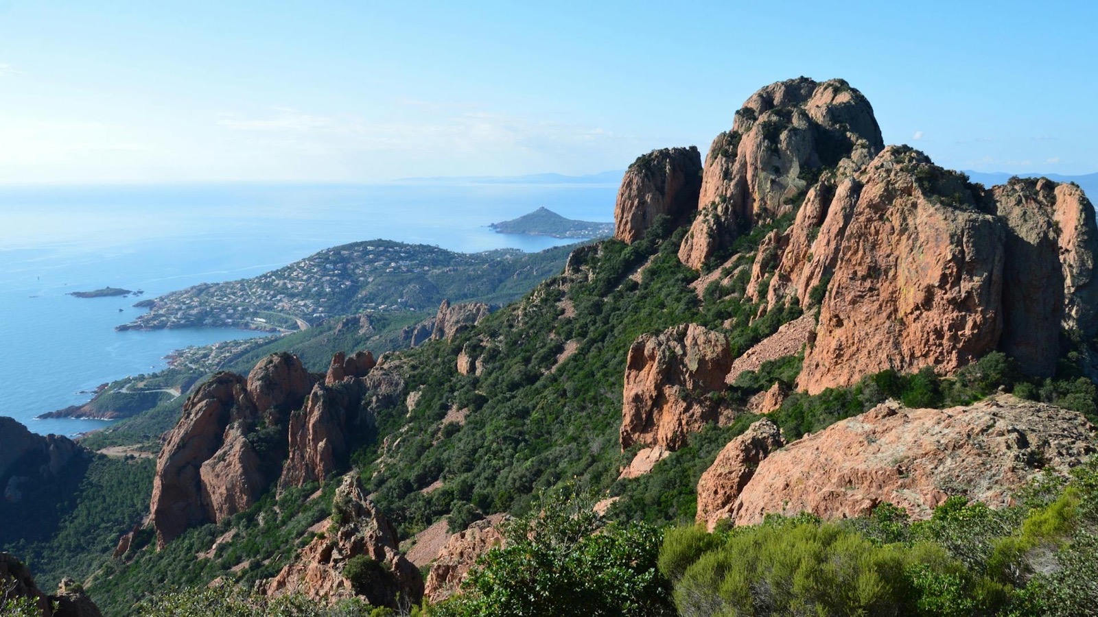 Vue sur la côte de l'Estérel, rochers rouges porphyre surplombant la Méditerranée