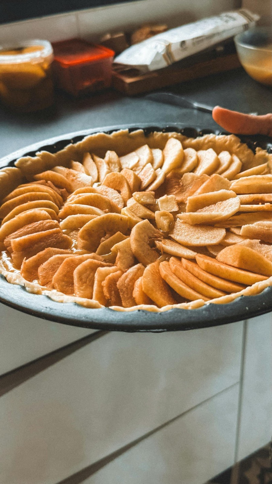 Tartelette aux pommes rôties, pommes caramélisées disposées en rosace